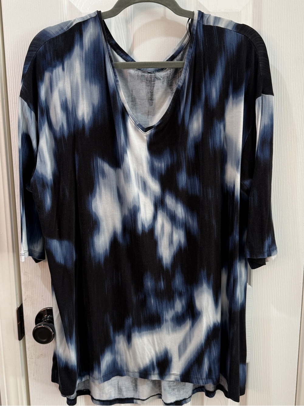 Relaxed V-Neck Short Sleeve Tie-Dye Top in Navy and White